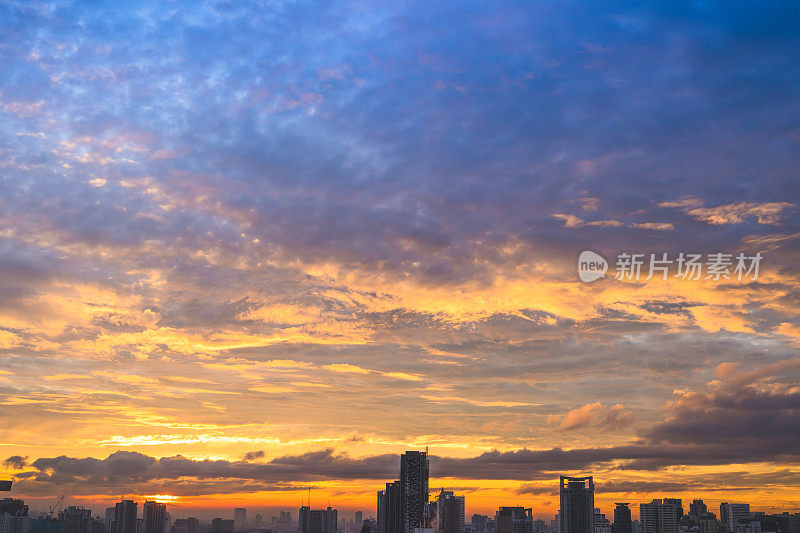 全景城市景观商业区(silom, Sathorn，曼谷，曼谷，泰国)从高空看高楼在黄昏